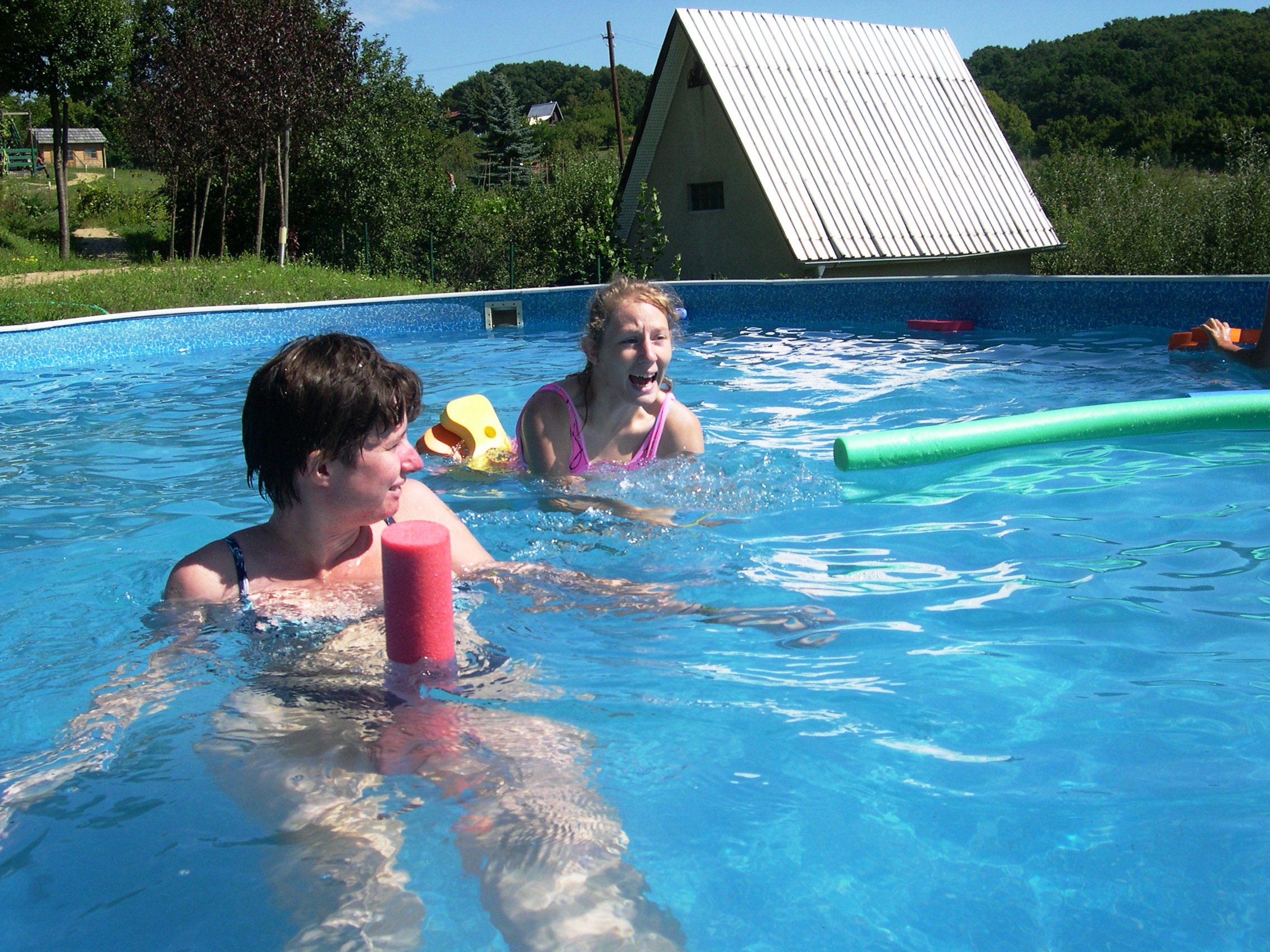 Letné kúpanie a dovolenkári v Drahuškove