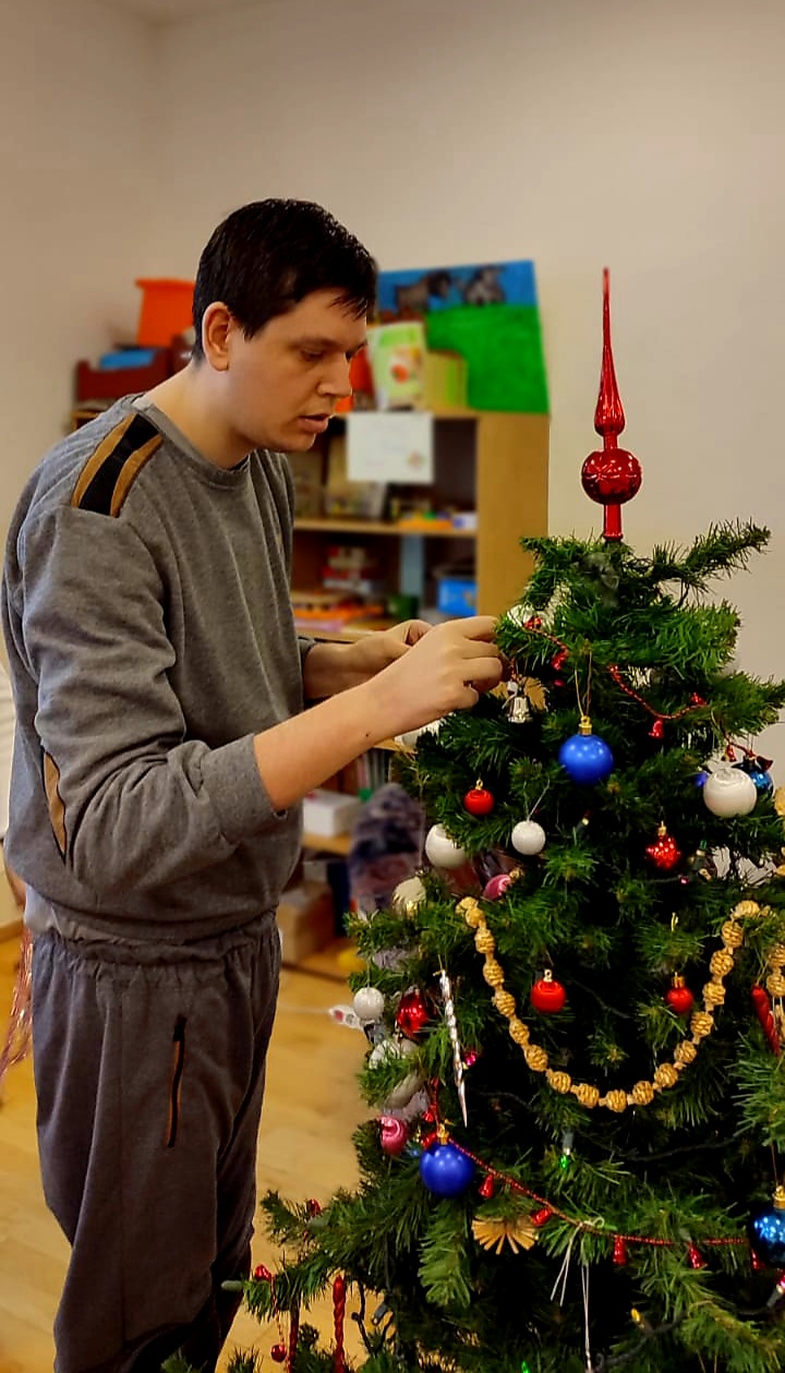 Zdobenie stromčeka a tešenie sa na Vianoce