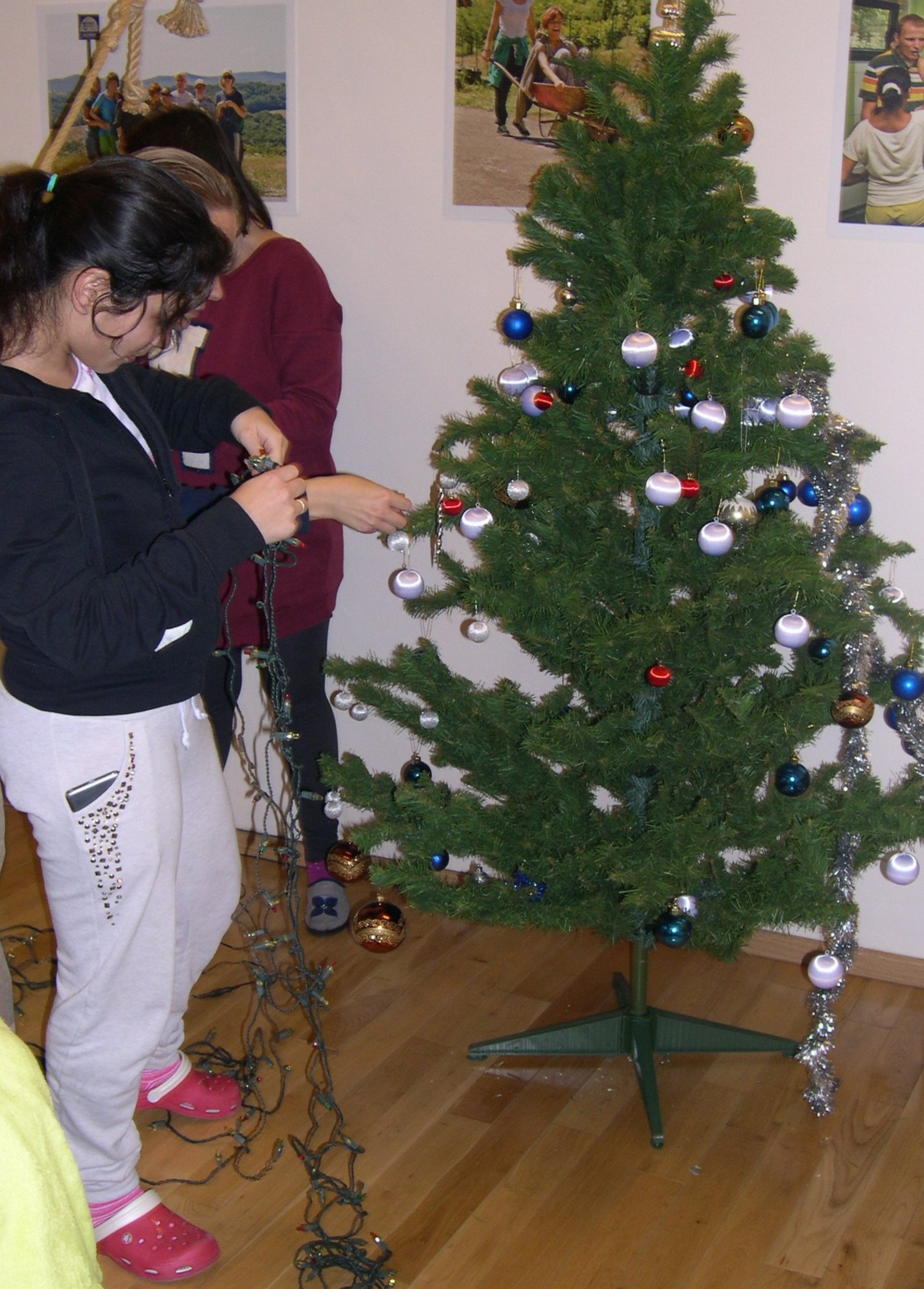 Zdobenie vianočného stromčeka v Drahuškove